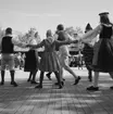 Barn dansar folkdanser på scenen vid Bollnästorget, Skansen.