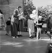 Alice Babs och barn på Sollidenscenen, Skansen, i samband med evenemanget 