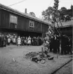 Festlighet vid Laxbrostuga, Skansen. Troligen allmogebröllop.