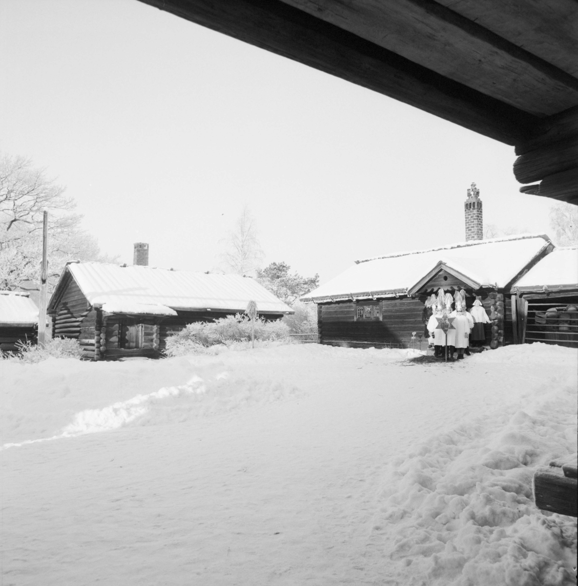 Vinterbilder på gårdar, ute och inne. Stjärngossar vid Moragården, Skansen.