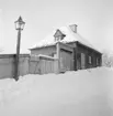 Vinterbilder på gårdar, ute och inne. Sparbankshuset, Skansen.