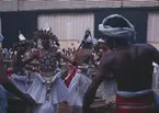 Bilden visar singalesiska dansare i traditionell kostymering som uppträder för Älvsnabbens besättning.