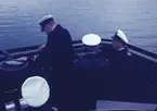 Bilden visar fartygschefen av minsveparen Tärnö på sin kommandobrygga tillsammans med andra besättningsmedlemmar.