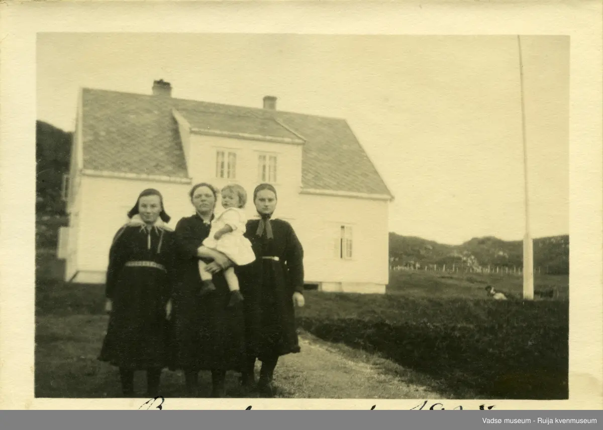 Foran Kolvik barnehjem i Porsanger, Finnmark. 1920-1925. 
Fra venstre Sofie Margrethe Mathisen, i midten Kristine Mathilde Kristiandatter Smestad som var ansatt på barnehjemmet. Til  høyre er Sofie Elen Anna Johnsen fra Anopset.