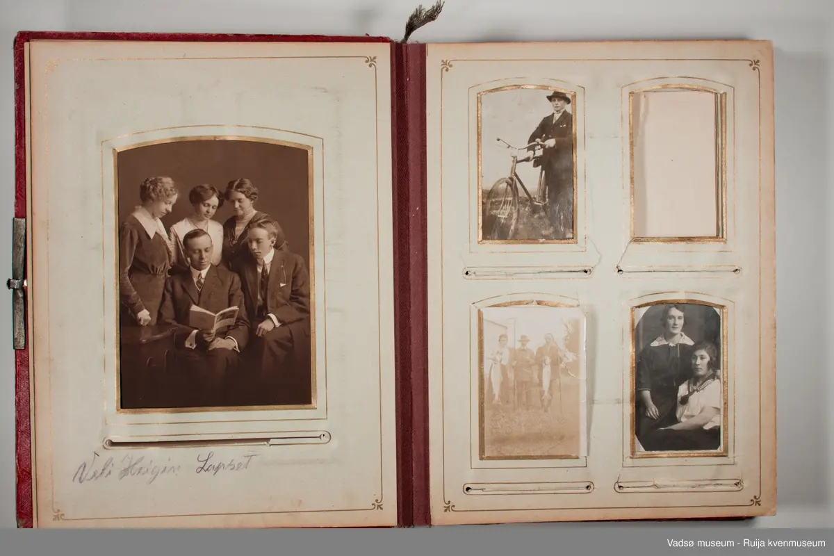 Albumet inneholder familebilder, kabinettkort for det meste. Det er 11 tintype i albumet. 

Om Tintype fotografering:

Tintype kom i 1853. Kvaliteten på bildet var dårlig, men prosessen ble raskt populær blant amatører og kanonfotografere. Dette var en enkel og billig prosess. I stedet for glass ble emulsjonen lagt på en tynn metallplate som ble fortinnet og malt svart. Når negativet lå på en mørk bakgrunn hadde det den effekt at det virket som et positivt bilde. Hos fagfotografen var det gjerne de bemidlede borgerne som lot seg fotografere, men med denne prosessen kunne også arbeideren ha råd til å la seg avbilde. Disse bildene tatt med tintype har i ettertid vært viktige for historikere som har forsket på det lavere sosiale laget av befolkningen.  Tintype prosessen var rask, krevde lite kjemi, og siden metallplaten ikke trakk vann så tørket den med det samme. Bildene kunne klippes til så de passet i medaljonger eller i små papirrammer, og de tålte å bli sendt i posten. Prosessen ble brukt helt frem til 1950 tallet, da den ble overtatt av polaroidfotografiet og 35mm film.