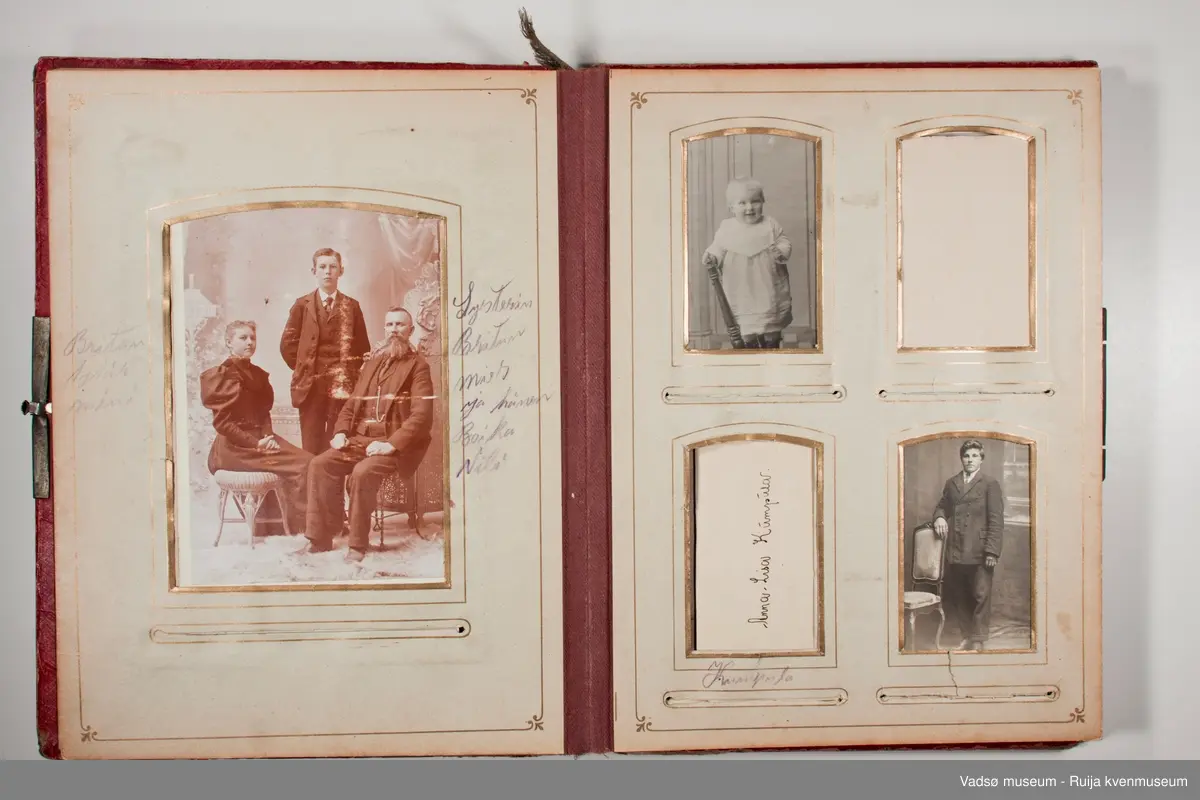 Albumet inneholder familebilder, kabinettkort for det meste. Det er 11 tintype i albumet. 

Om Tintype fotografering:

Tintype kom i 1853. Kvaliteten på bildet var dårlig, men prosessen ble raskt populær blant amatører og kanonfotografere. Dette var en enkel og billig prosess. I stedet for glass ble emulsjonen lagt på en tynn metallplate som ble fortinnet og malt svart. Når negativet lå på en mørk bakgrunn hadde det den effekt at det virket som et positivt bilde. Hos fagfotografen var det gjerne de bemidlede borgerne som lot seg fotografere, men med denne prosessen kunne også arbeideren ha råd til å la seg avbilde. Disse bildene tatt med tintype har i ettertid vært viktige for historikere som har forsket på det lavere sosiale laget av befolkningen.  Tintype prosessen var rask, krevde lite kjemi, og siden metallplaten ikke trakk vann så tørket den med det samme. Bildene kunne klippes til så de passet i medaljonger eller i små papirrammer, og de tålte å bli sendt i posten. Prosessen ble brukt helt frem til 1950 tallet, da den ble overtatt av polaroidfotografiet og 35mm film.