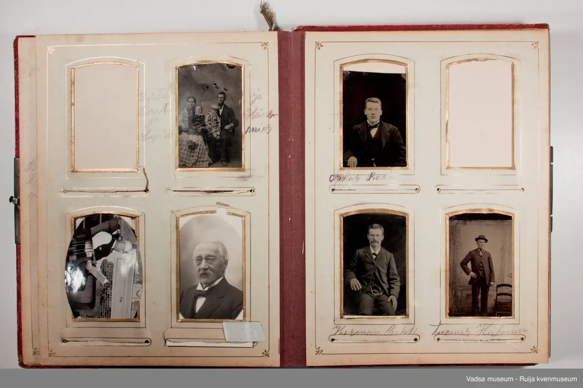 Albumet inneholder familebilder, kabinettkort for det meste. Det er 11 tintype i albumet. 

Om Tintype fotografering:

Tintype kom i 1853. Kvaliteten på bildet var dårlig, men prosessen ble raskt populær blant amatører og kanonfotografere. Dette var en enkel og billig prosess. I stedet for glass ble emulsjonen lagt på en tynn metallplate som ble fortinnet og malt svart. Når negativet lå på en mørk bakgrunn hadde det den effekt at det virket som et positivt bilde. Hos fagfotografen var det gjerne de bemidlede borgerne som lot seg fotografere, men med denne prosessen kunne også arbeideren ha råd til å la seg avbilde. Disse bildene tatt med tintype har i ettertid vært viktige for historikere som har forsket på det lavere sosiale laget av befolkningen.  Tintype prosessen var rask, krevde lite kjemi, og siden metallplaten ikke trakk vann så tørket den med det samme. Bildene kunne klippes til så de passet i medaljonger eller i små papirrammer, og de tålte å bli sendt i posten. Prosessen ble brukt helt frem til 1950 tallet, da den ble overtatt av polaroidfotografiet og 35mm film.
