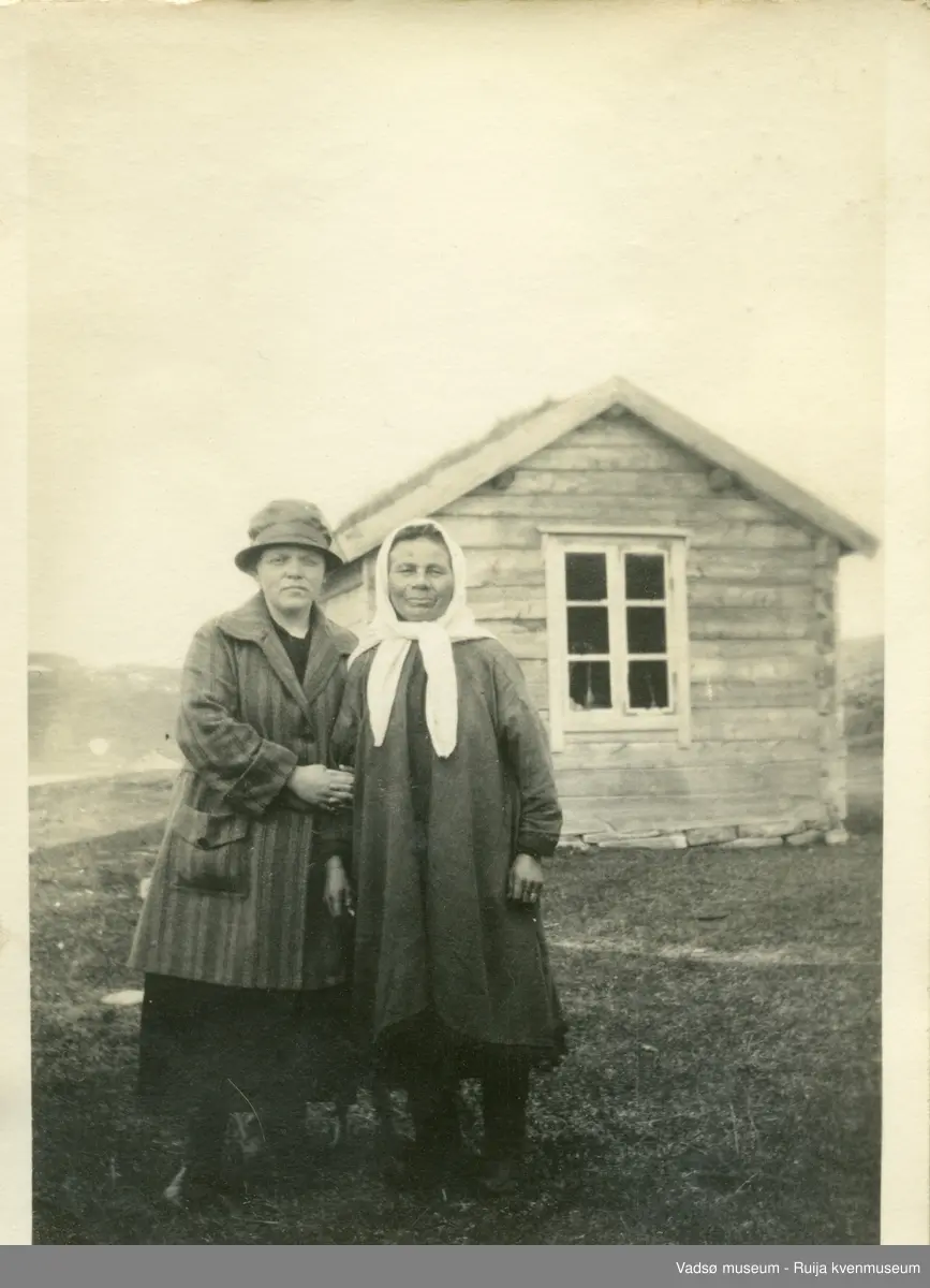 Mathilde Smedstad til venstre (lærer og helsearbeider) sammen med Anna Kristine Kildenes.