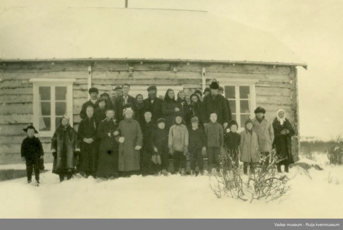 Gruppebilde utenfor Olderfjord bedehus i Porsanger, Finnmark. 1924/1925.