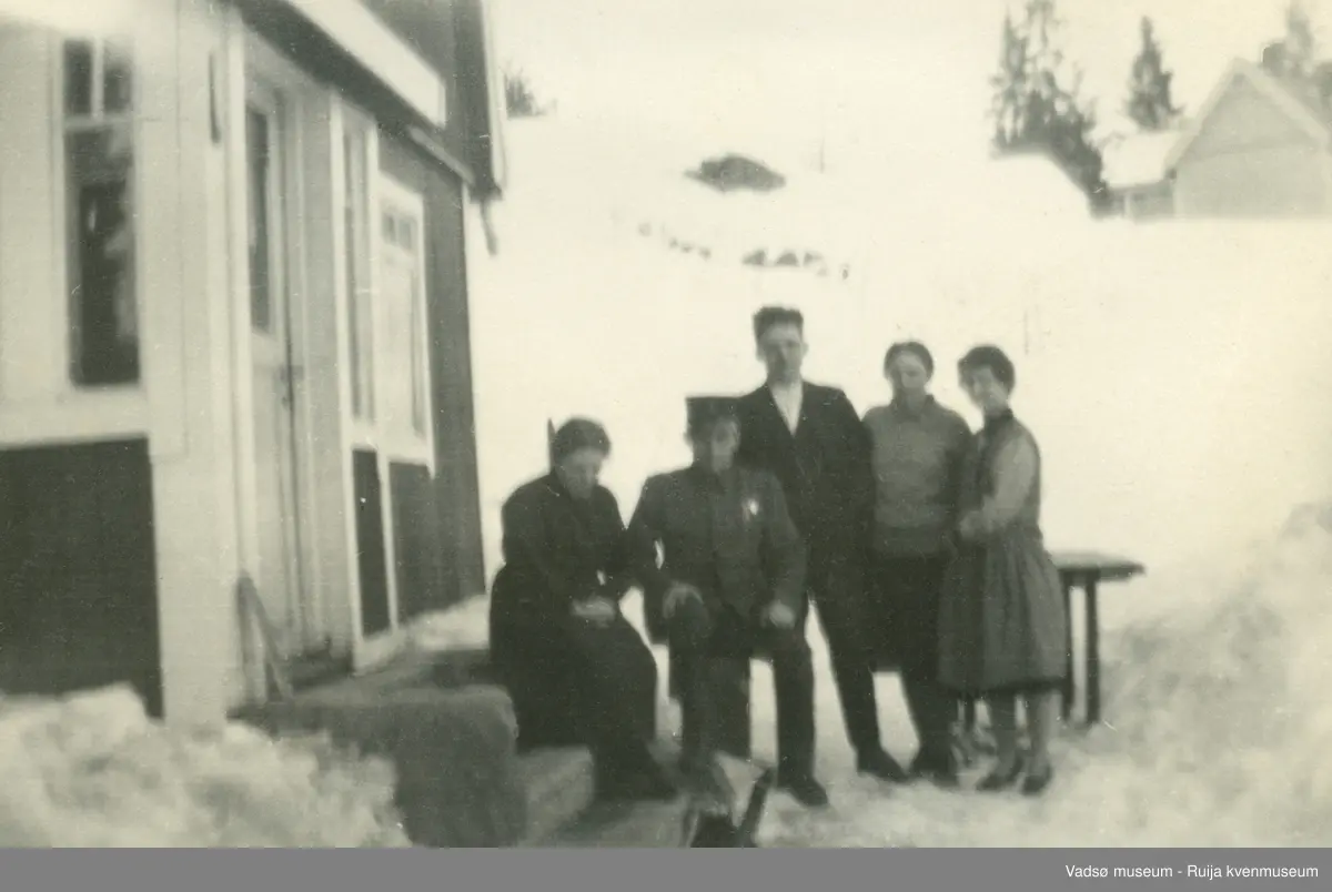 Gruppebilde av Mathilde og hennes brødre Tholvald i uniform og Paul, og hennes tanter Kari Smedstad og Sigrid Isaksen.
