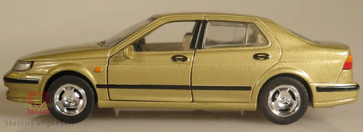 Modellbil av en Saab 9-5, modellbilen er farget brun.
