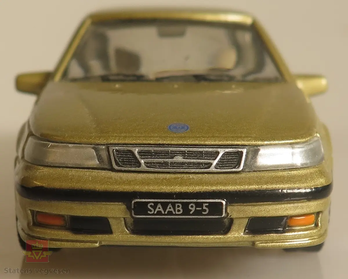 Modellbil av en Saab 9-5, modellbilen er farget brun.