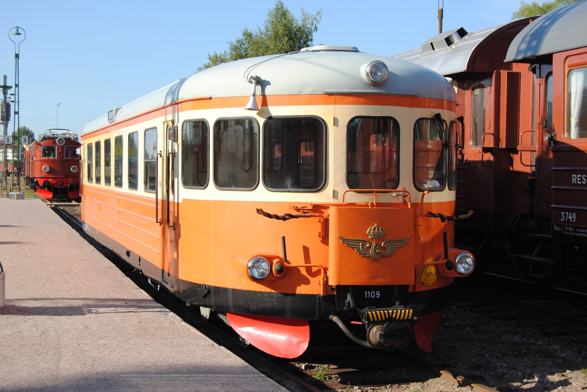 Motorvagn för oelektrifierade linjer, SJ Y6 1109. Tidigare littera SJ YBo6 nr 1109. I lätt renoverat 1970-tals utförande.