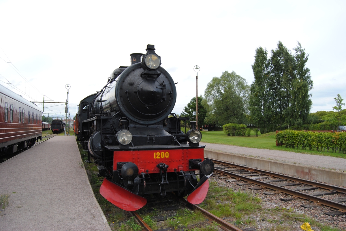 Ånglok F 1200.
Tillverkningsnummer: NH 1020. Överhettare W. Schmidts patent.
Längd: 21,3 m
Vikt: 142 ton
Höjd på drivhjulen: 1880 mm
Högsta tillåtna hastighet: 90 km/h framåt och 60 km/h bakåt
Effekt: 1550 hk
Kolförråd: 6,5 ton
Vattenförråd: 25 kbm

Se även F 1202, Jvm 20813.