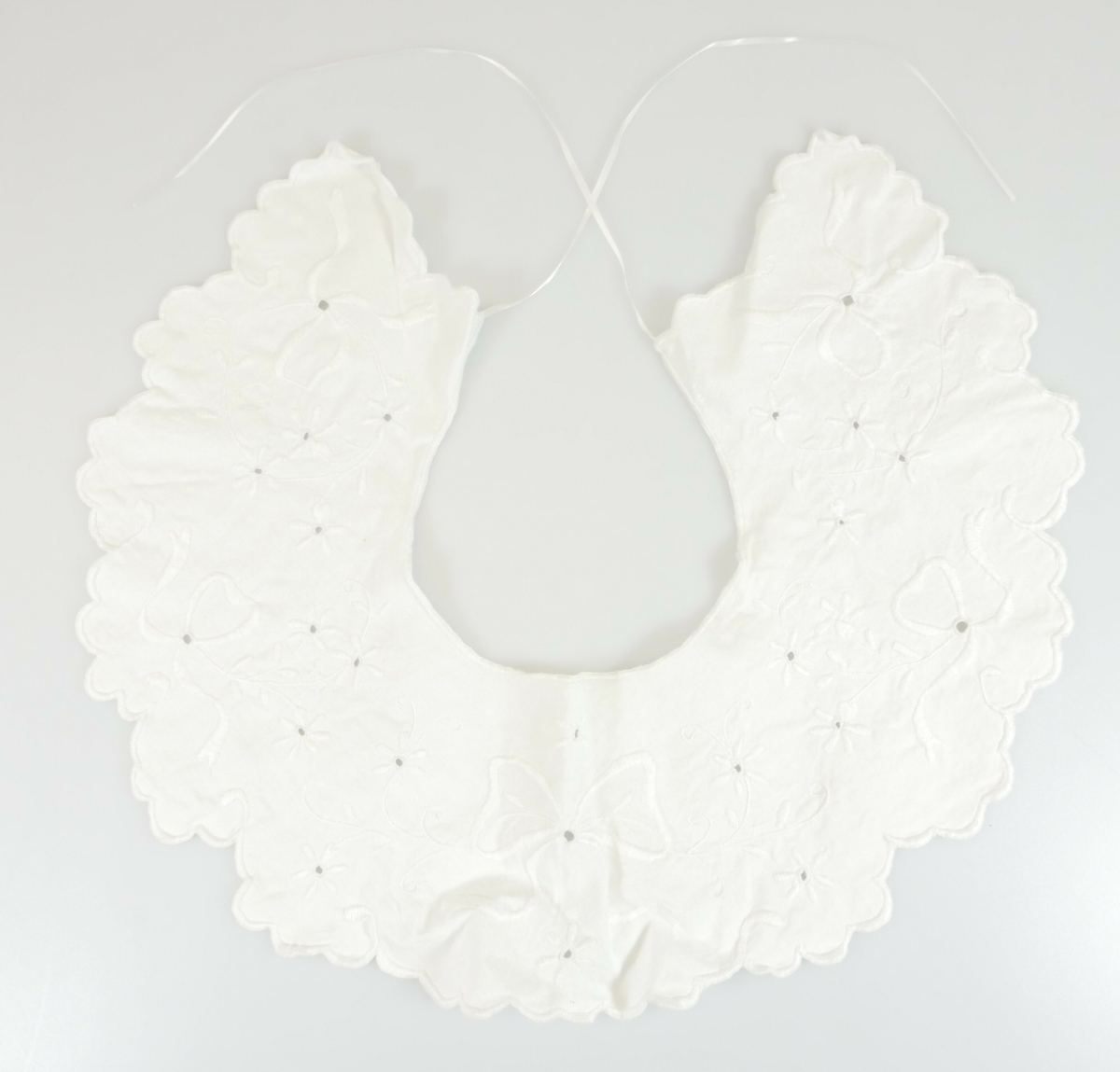 Hvit rund krage med påbrodert motiv.