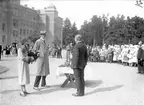 Prins Carl och prinsessan Louise samt Svenskbybornas ledare skolläraren Kristoffer Hoas framför kasernbyggnaden på Ryhov i Jönköping.