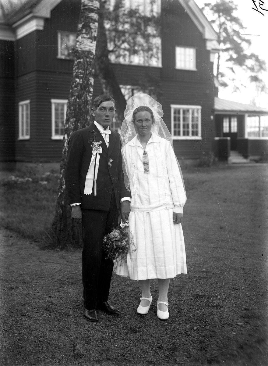 Ett brudpar utanför Stugan i Stadsparken. Efter ankomsten till Jönköping 1929 var det några av svenskbyborna som ingick äktenskap. Ena paret i ett dubbelbröllop var Gustav Johansson Albers och Lydia Andreasdotter Annas.