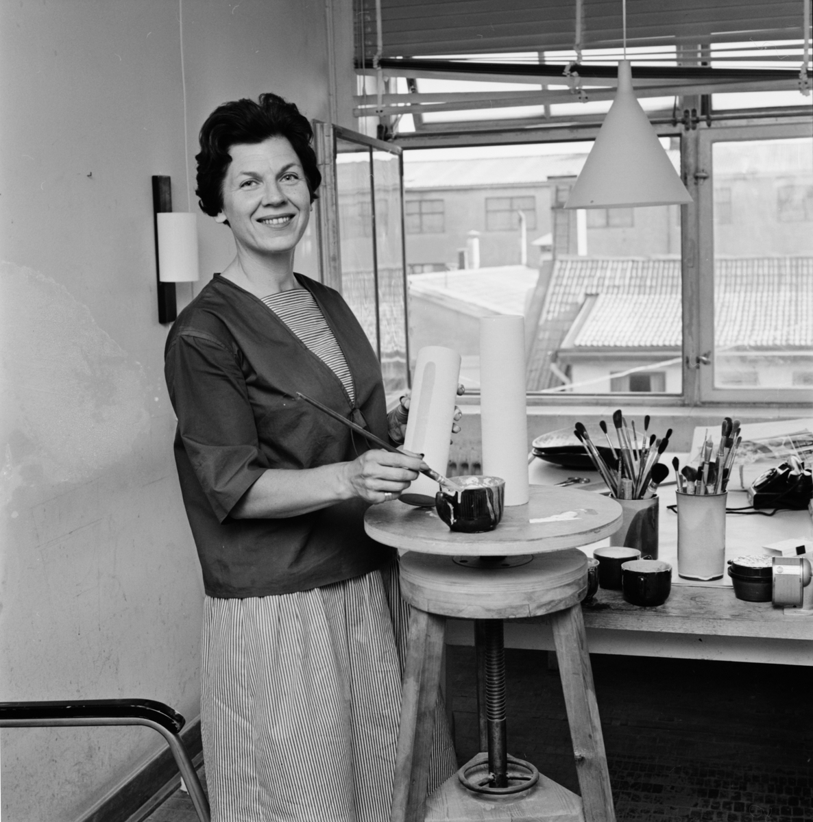 Konstnären och keramikern Ingrid Atterberg i arbete.