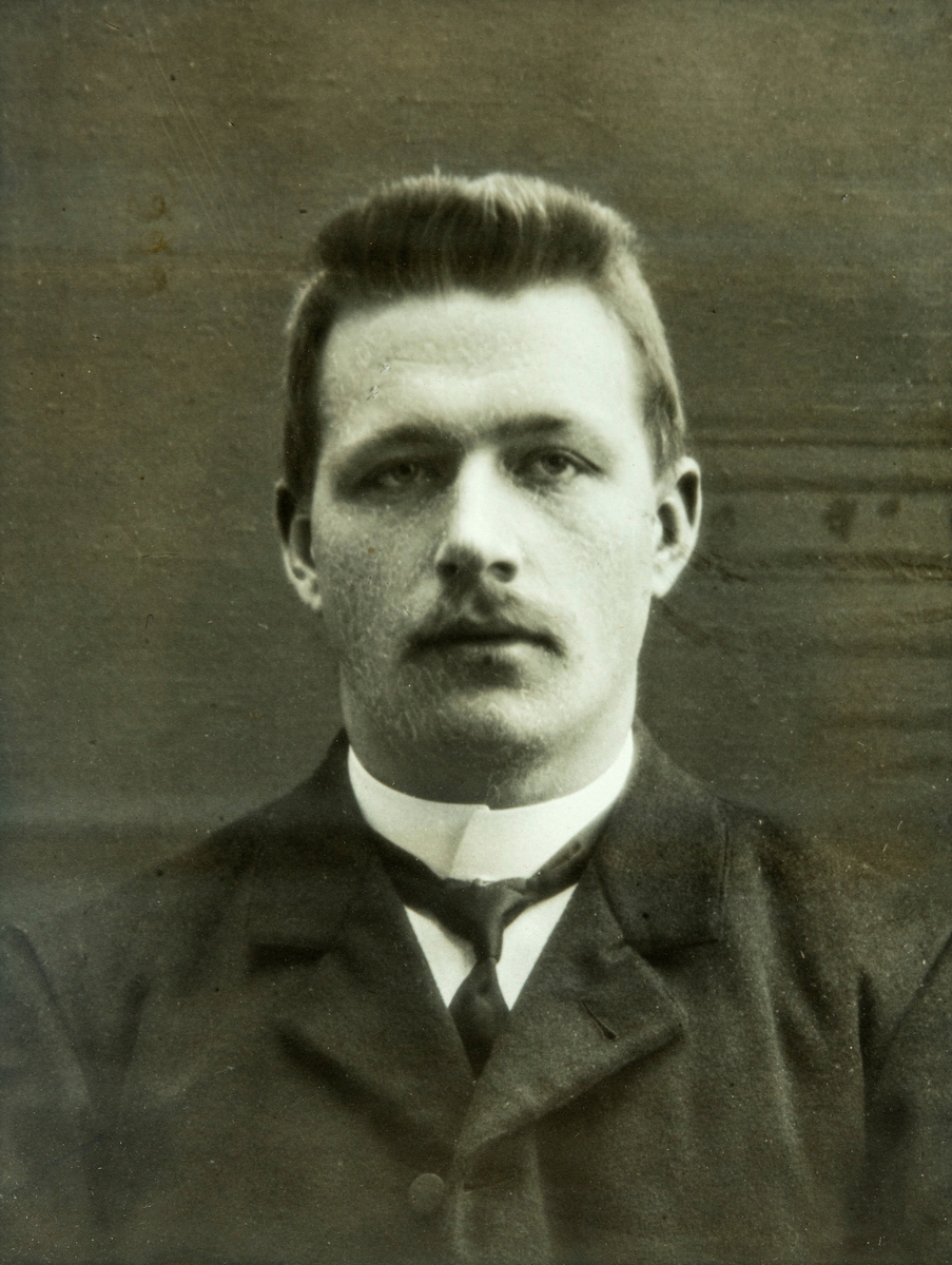 Jacob Tomter (1884–1973). Bruker på søndre Tomter (60/2) 1914–1945. Portrett av mann, foto i studio.