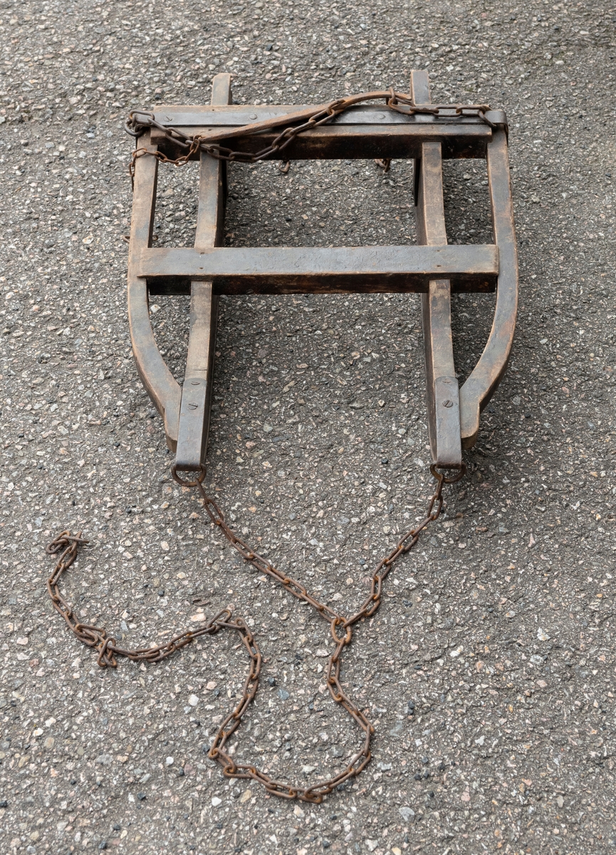 Denne gjenstanden er del av et komplekst objekt, barneslede, modell av bukk og geit, som består av tre deler: drag, framslede (bukk) og bakslede (geit). Dette skjemaet omhandler geita (framsleden). 
Treverket i sleden har en brun farge, usikkert hvilket treslag, men det kan være gran.  
Geita har to faste banker. Den bakre banken har  jernbeslag, tømmerlenke og benningnsbjønn. Begge banker er felt ned i meiene. Geita er utstyrt med vegmeier som går fra den bakre banken via tverrtreet (den fremre banken) til meiespissene. Meiene har jernbeslag (jernskoning). Til meiespissene er det festet en mellomtrosse som forbindelseslenke til bukken. Lenken, trossa, festes i en krok som gjennfinnes bak på bukkens faste banke.