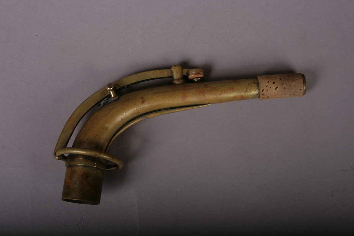 Blåseinstrument i metall med klaffer. Saksofonen har 22 tonehull som åpnes og stenges ved hjelp av 18 fingerposisjoner på klaffene. Instrumentets hals kan taes av. De andre delene (korpus, buen, klokkestykke) er sammenføyet ved en ring.