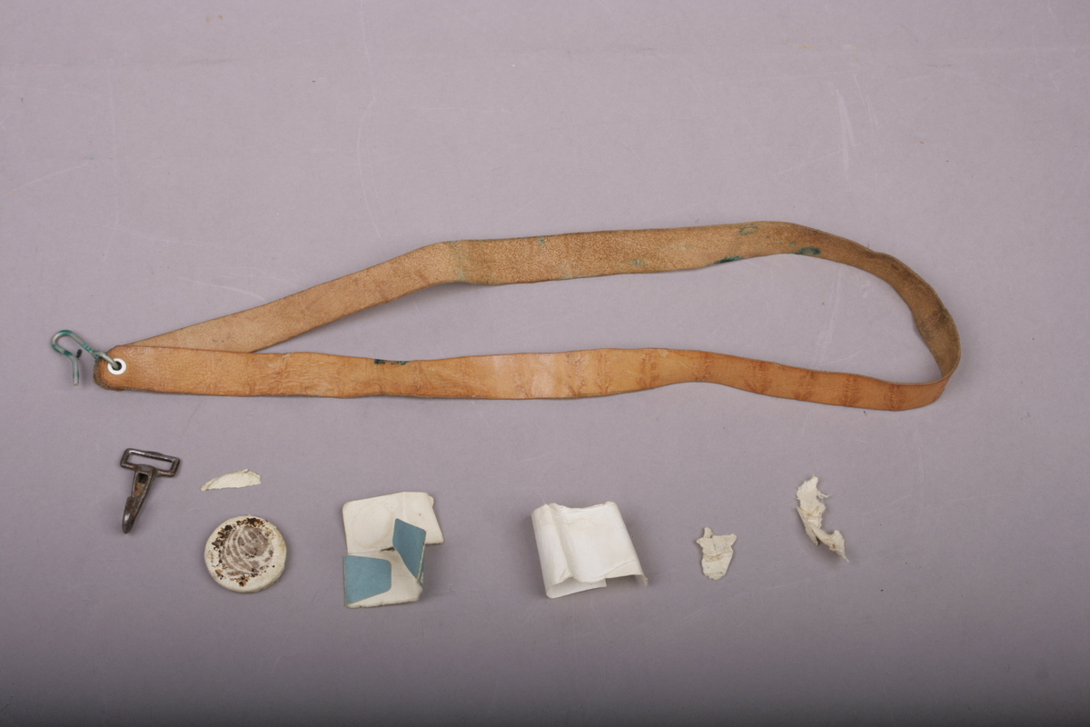 Blåseinstrument i metall med klaffer. Saksofonen har 22 tonehull som åpnes og stenges ved hjelp av 18 fingerposisjoner på klaffene. Instrumentets hals kan taes av. De andre delene (korpus, buen, klokkestykke) er sammenføyet ved en ring.
