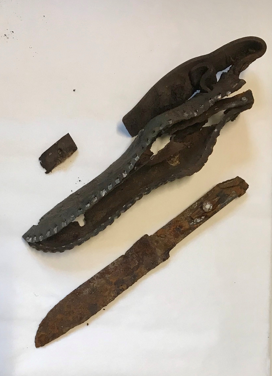 Rifle, et par gummistøvler, arbåndsur, tekstilrester, lommelykt, insulinsprøyte i metallrør, penn, kniv, slire, 13 mynter, en plastbit, hanske, 2 små glassflasker og en stor glassflaske.
