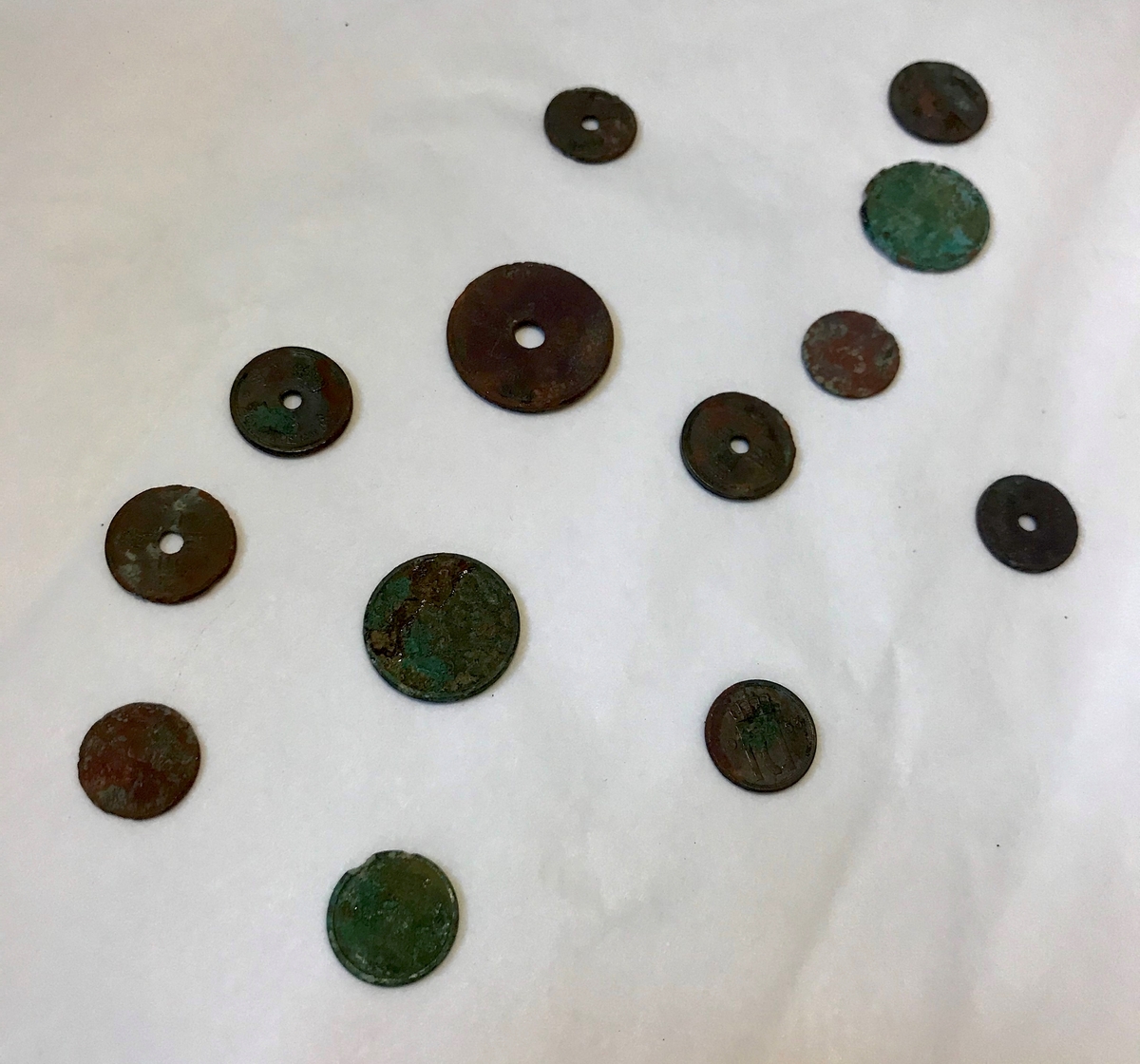 Rifle, et par gummistøvler, arbåndsur, tekstilrester, lommelykt, insulinsprøyte i metallrør, penn, kniv, slire, 13 mynter, en plastbit, hanske, 2 små glassflasker og en stor glassflaske.