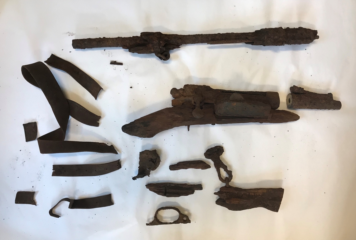 Rifle, et par gummistøvler, arbåndsur, tekstilrester, lommelykt, insulinsprøyte i metallrør, penn, kniv, slire, 13 mynter, en plastbit, hanske, 2 små glassflasker og en stor glassflaske.