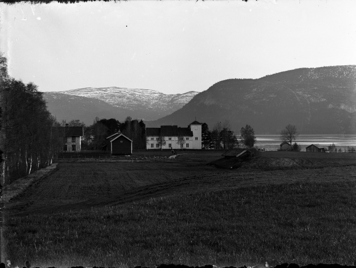 Fotosamling etter Bendik Ketilson Taraldlien (1863-1951) Fyresdal. Gårdbruker, fotograf og skogbruksmann. Fotosamlingen etter fotograf Taraldlien dokumenterer områdene Fyresdal og omegn. 
Motiv med Moland kirke i Fyresdal.