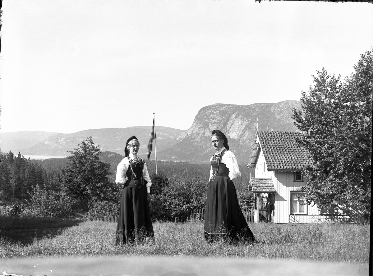 Fotosamling etter Bendik Ketilson Taraldlien (1863-1951) Fyresdal. Gårdbruker, fotograf og skogbruksmann. Fotosamlingen etter fotograf Taraldlien dokumenterer områdene Fyresdal og omegn. 
Portrett av Signe Berge og Anne Taraldlien i folkedrakt.