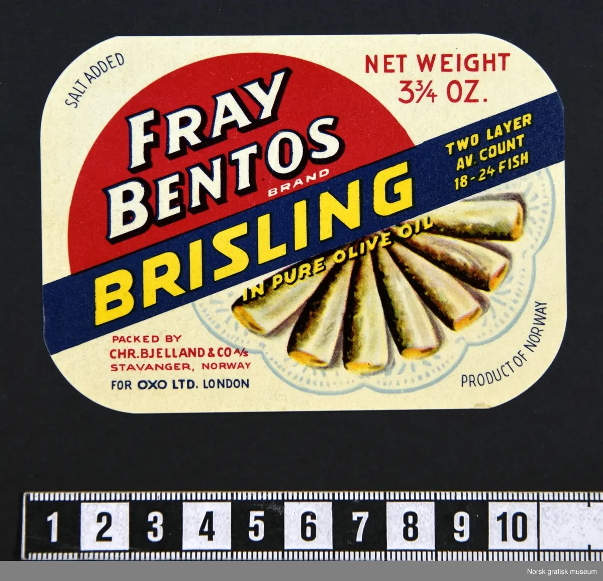 Etiketter med hvit bakgrunnsfarge og detaljer i rødt, blått og gult. Under det diagonale båndet i blått med varebeskrivelsen, ses en fremstilling av sardiner.

"Brisling in pure oilve oil"
