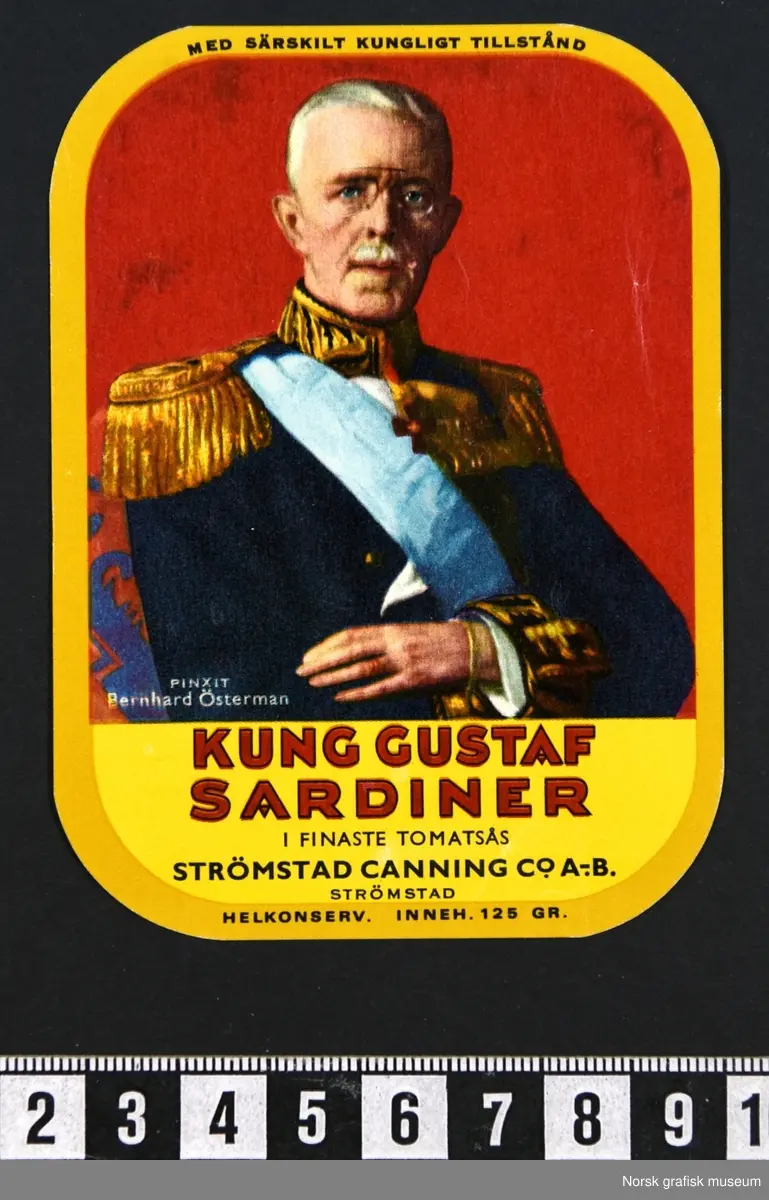 Etiketter med et portrett av den svenske regenten Kung Gustaf, original laget av Bernhard Österman.  Mørk gul ramme rundt, og et gult felt nederst på etiketten, hvor varebeskrivelsen står på svensk: 

"Sardiner i finaste tomatsås"