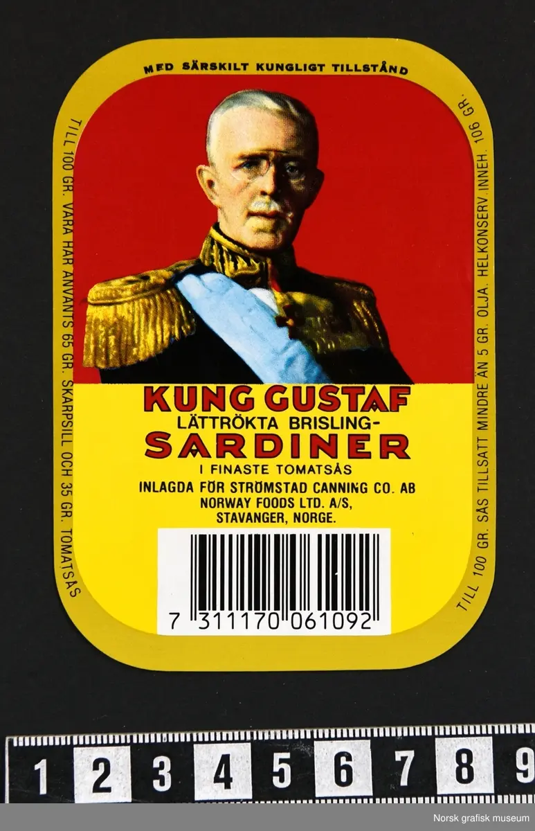 Etiketter med et portrett av den svenske regenten Kung Gustaf, original laget av Bernhard Österman.  Mørk gul ramme rundt, og et gult felt nederst på etiketten, hvor varebeskrivelsen står på svensk: 

"Lättrökta brisling-sardiner i finaste tomatsås"