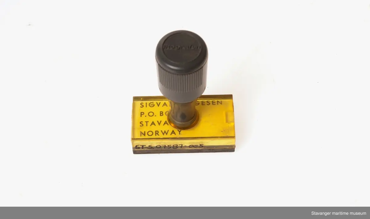 Stempel i plastikk, hvor det står Sigval Bergesen P. O. Box 44. Stavanger Norway