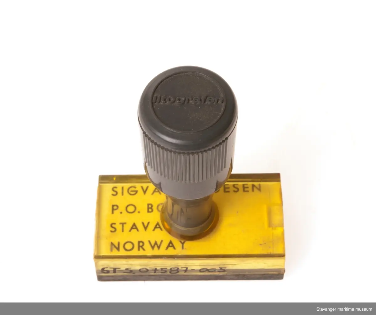 Stempel i plastikk, hvor det står Sigval Bergesen P. O. Box 44. Stavanger Norway
