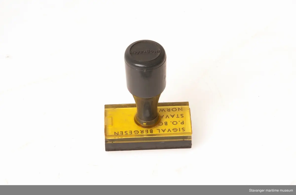Stempel i plastikk, hvor det står Sigval Bergesen P. O. Box 44. Stavanger Norway