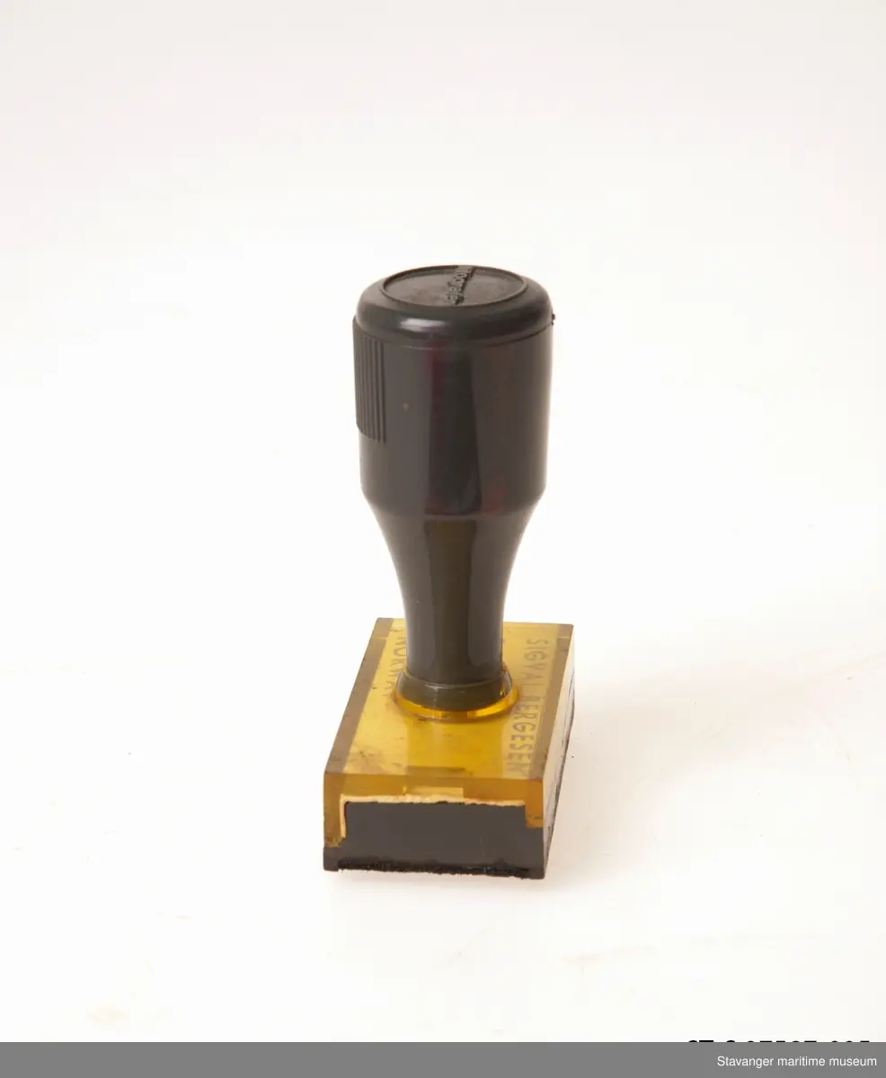 Stempel i plastikk, hvor det står Sigval Bergesen P. O. Box 44. Stavanger Norway