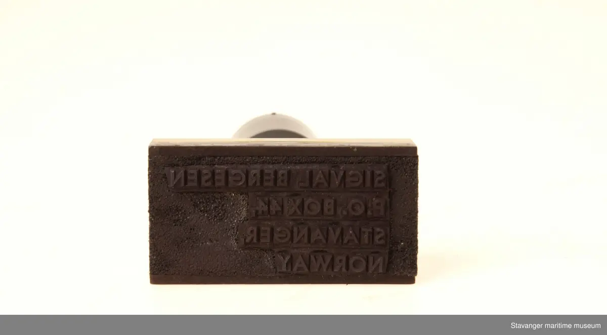 Stempel i plastikk, hvor det står Sigval Bergesen P. O. Box 44. Stavanger Norway