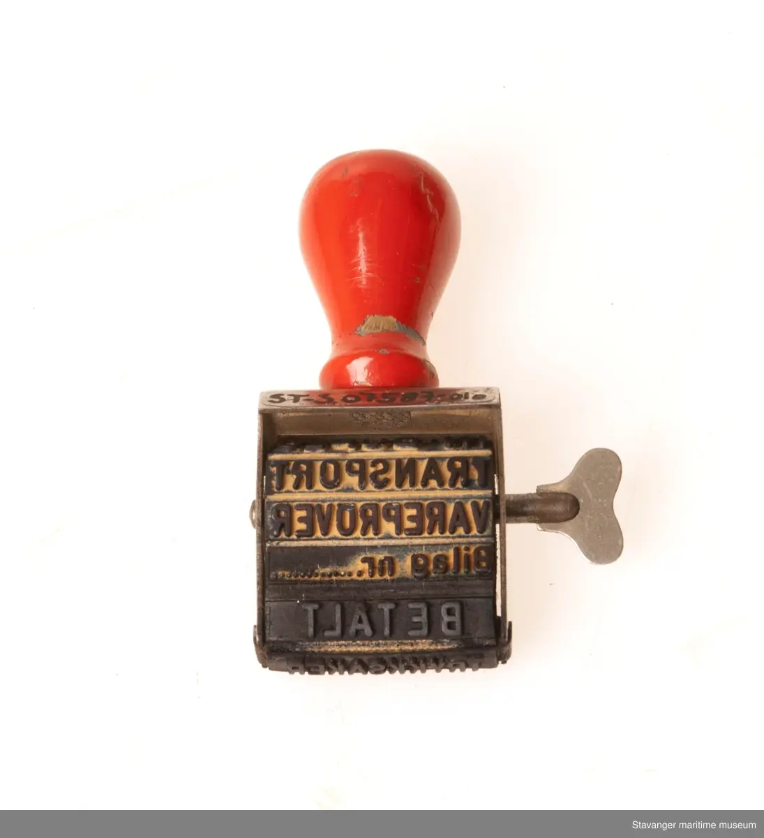 Stempel i tre og metall, kan roteres og har forskjellige ord/bruk. Trolig brukt for betalingsbekreftelse og lignende.