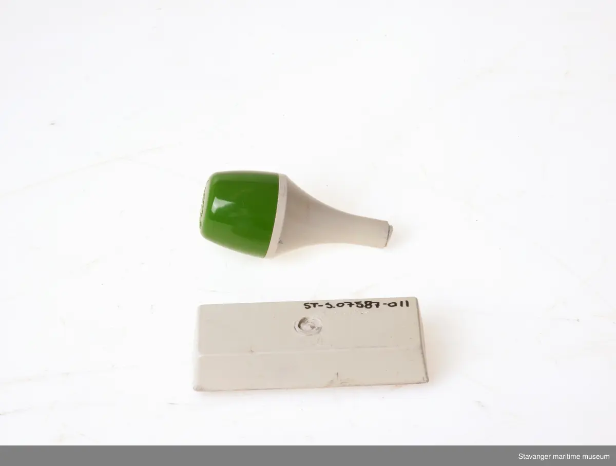 Stempel i plastikk, håndtaket har knukket av.