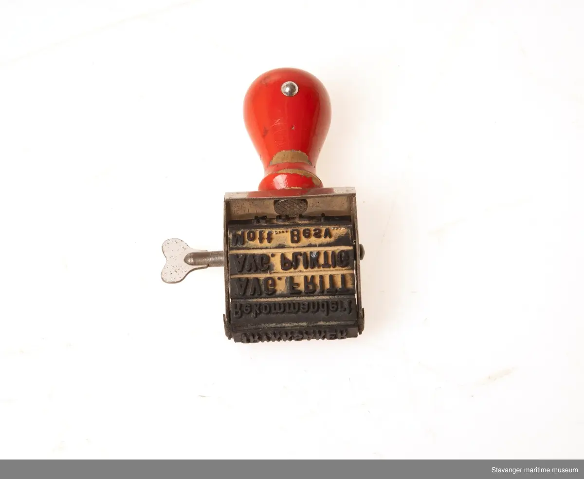 Stempel i tre og metall, kan roteres og har forskjellige ord/bruk. Trolig brukt for betalingsbekreftelse og lignende.