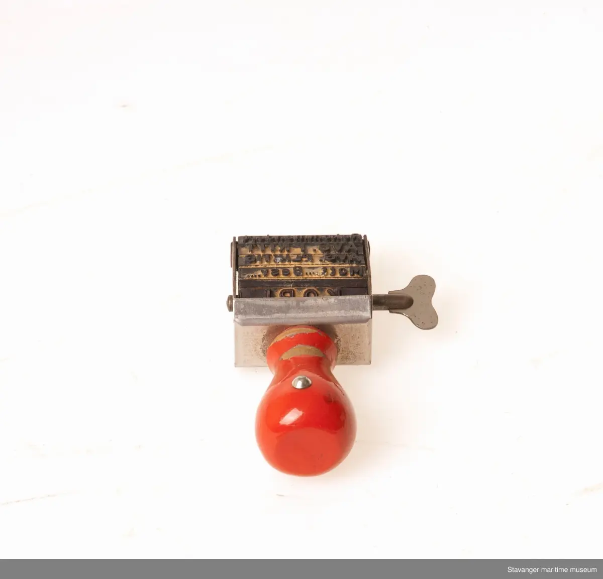 Stempel i tre og metall, kan roteres og har forskjellige ord/bruk. Trolig brukt for betalingsbekreftelse og lignende.