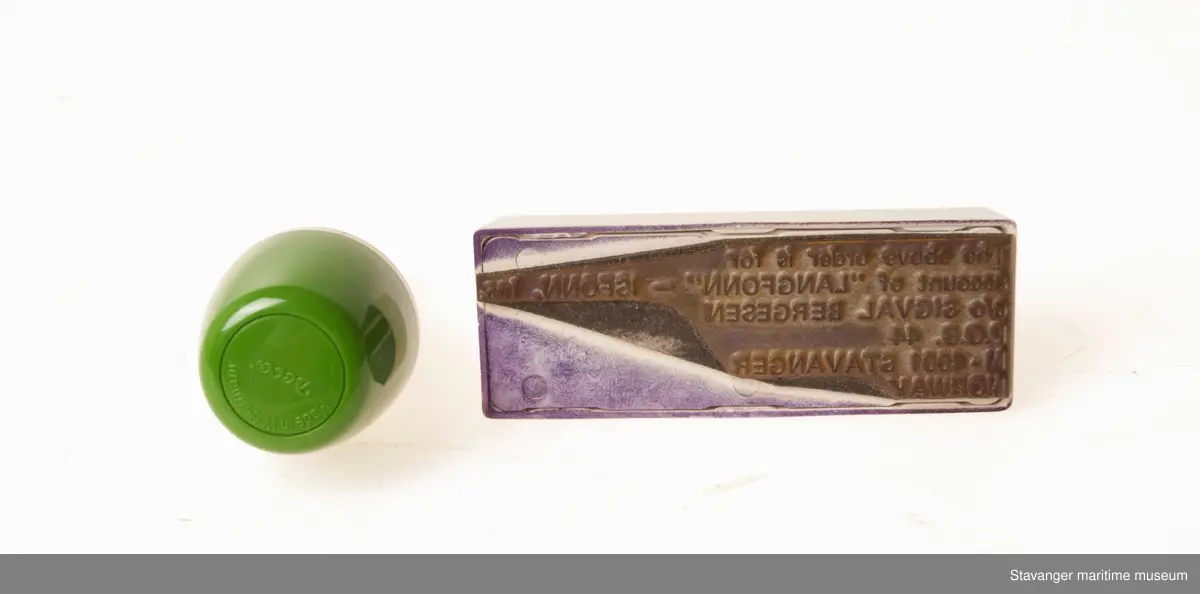 Stempel i plastikk, håndtaket har knukket av.