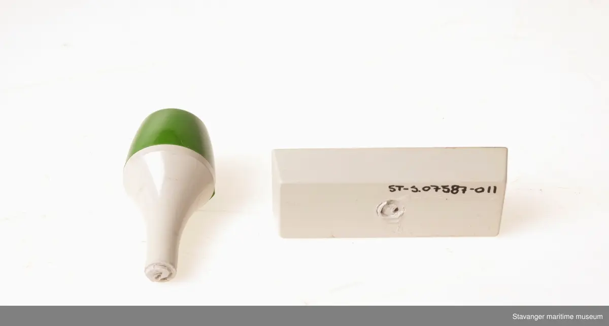 Stempel i plastikk, håndtaket har knukket av.