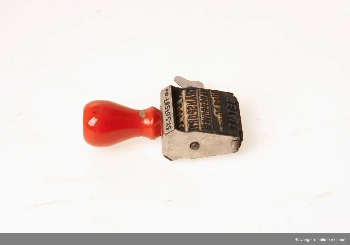Stempel i tre og metall, kan roteres og har forskjellige ord/bruk. Trolig brukt for betalingsbekreftelse og lignende.