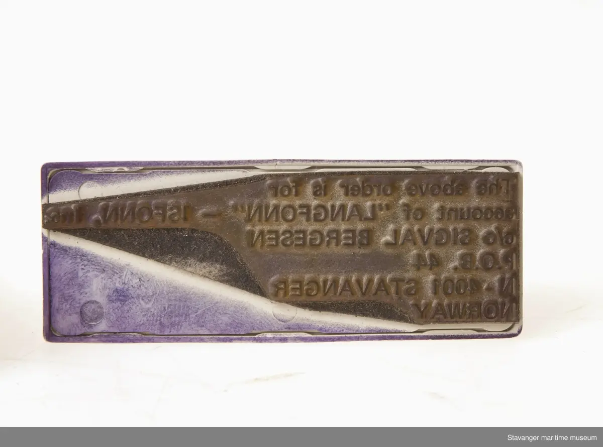 Stempel i plastikk, håndtaket har knukket av.