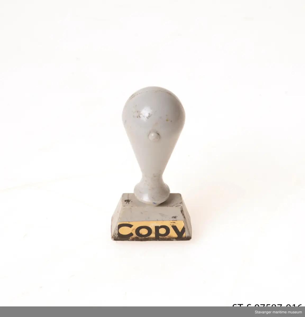 Stempel i tre malt grå, hvor det står: COPY.