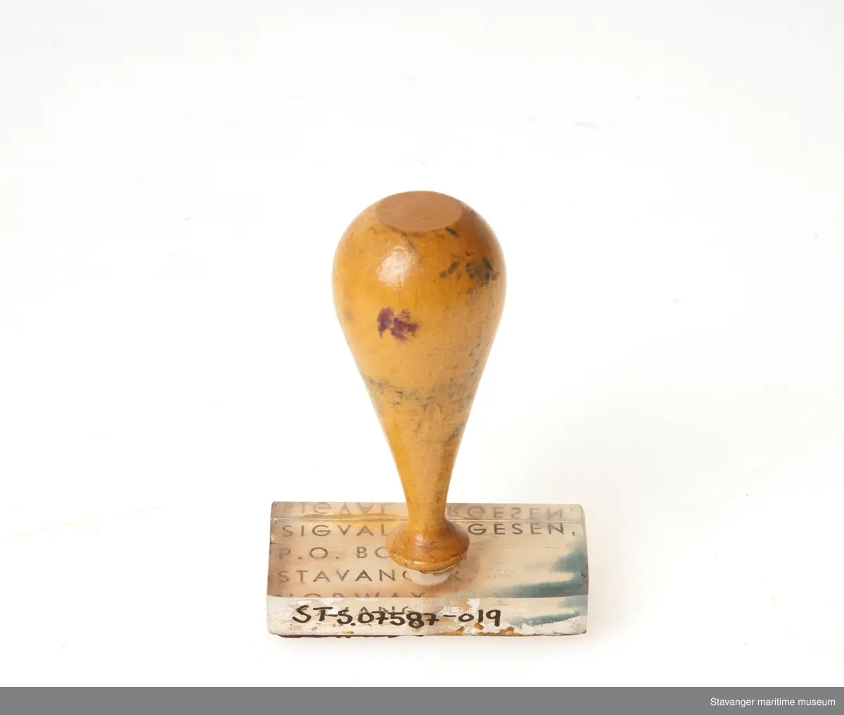 Stempel i glass og tre, hvor det står: Sigval Bergesen, P.O. Box 44, Stavanger, Norway.