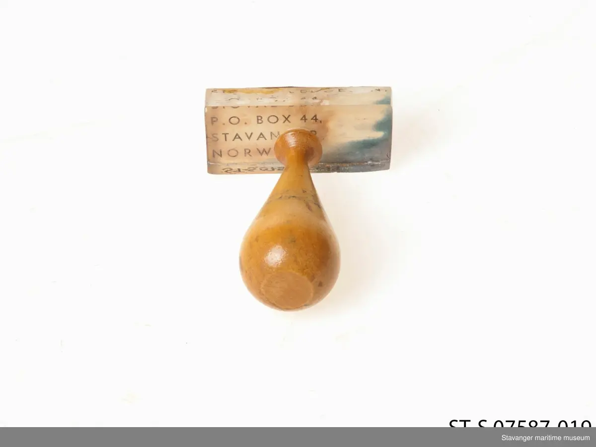 Stempel i glass og tre, hvor det står: Sigval Bergesen, P.O. Box 44, Stavanger, Norway.